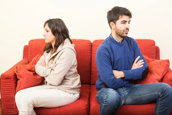 Junges Paar nach Streit auf dem Sofa — Stockfoto