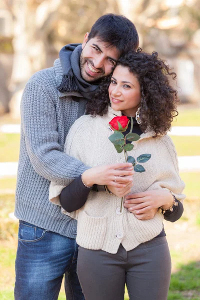 Glada unga par på alla hjärtans dag — Stockfoto