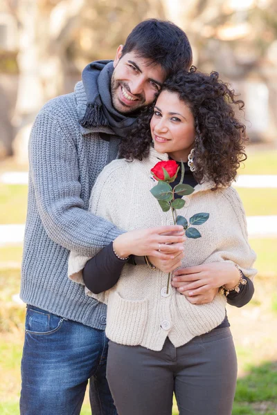 Gelukkige jonge paar op Valentijnsdag — Stockfoto