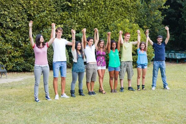 Многонациональная группа подростков — стоковое фото