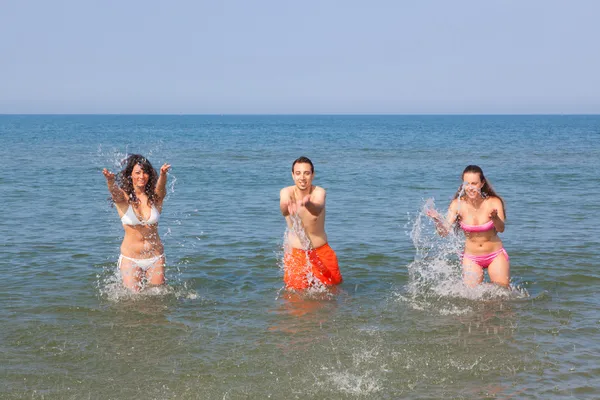 Amigos brincando na água — Fotografia de Stock