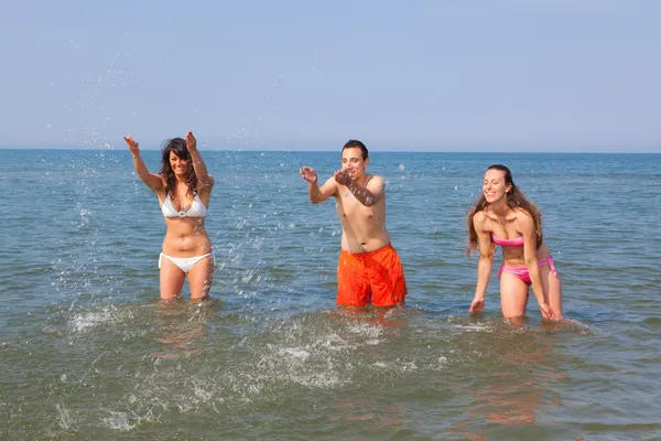 Amigos brincando na água — Fotografia de Stock