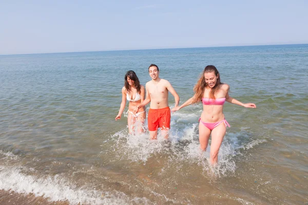 Vrienden spelen in het water — Stockfoto