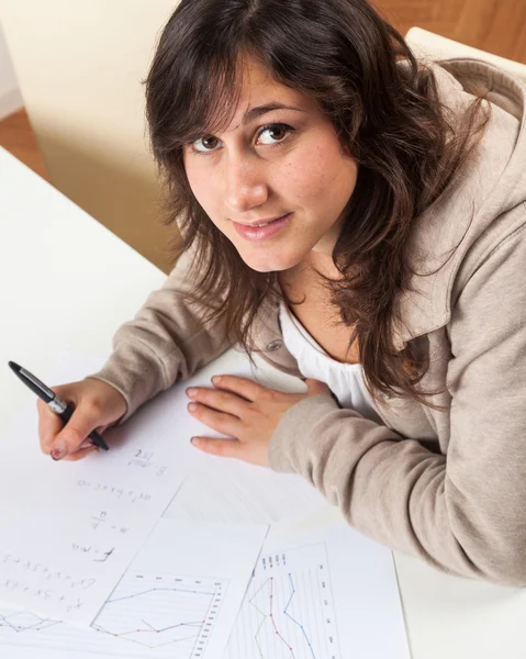 Giovane ragazza che studia a casa — Foto Stock