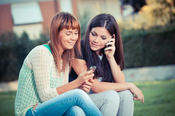 Iki genç kadın ile hareket eden telefon — Stok fotoğraf