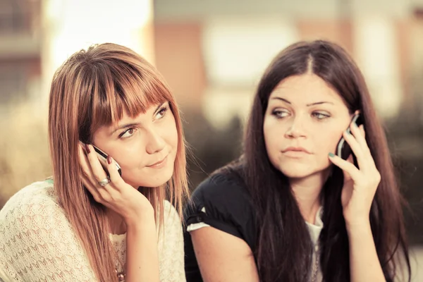 Zwei junge Frauen mit Handy — Stockfoto