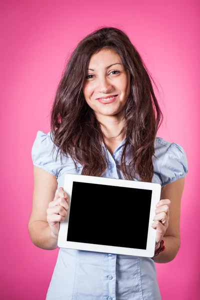 Adolescente menina mostrando tablet PC com tela em branco — Fotografia de Stock