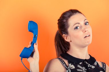genç kadınla birlikte telefon alıcı vurguladı