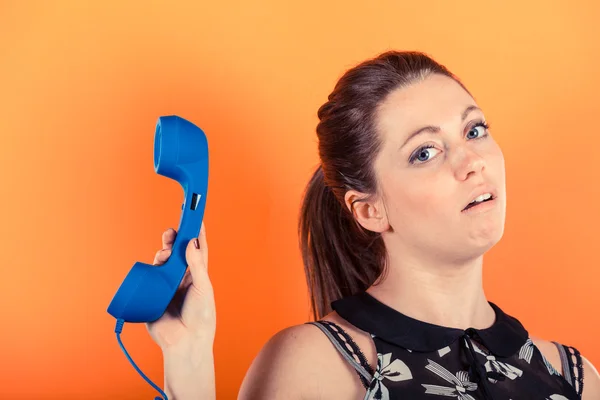 Gestresste junge Frau mit Telefonhörer — Stockfoto