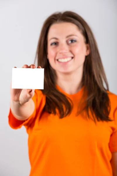 Jovem mulher segurando cartão em branco — Fotografia de Stock