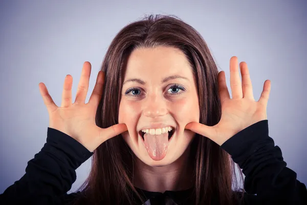 Sorridente giovane donna su sfondo viola — Foto Stock