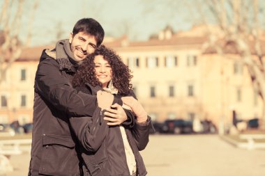 mutlu genç bir çift dışında Sevgililer günü