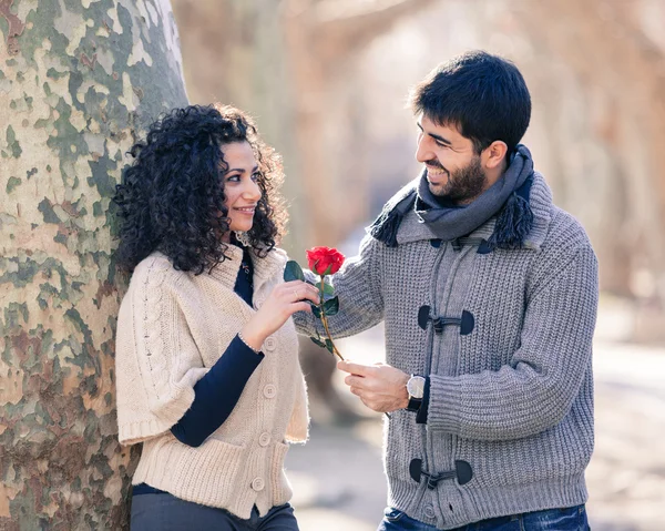 Glückliches junges Paar am Valentinstag — Stockfoto