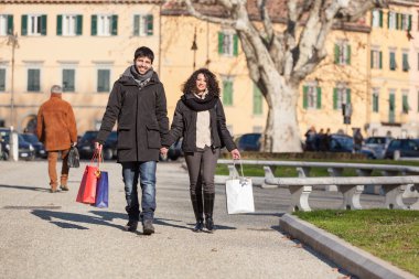 Şehrin alışveriş yaparken mutlu genç Çift