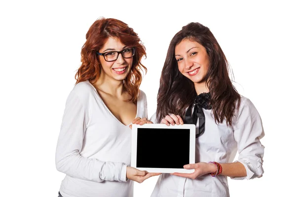 Deux adolescentes étudiantes avec tablette numérique — Photo