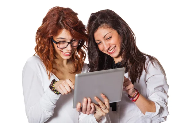 Iki genç kız öğrenci ile dijital tablet — Stok fotoğraf