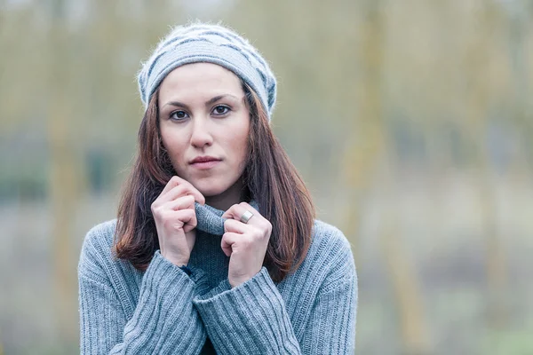 Bella giovane donna fuori nella stagione invernale — Foto Stock