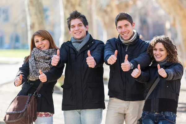 Gruppe von Freunden mit erhobenem Daumen — Stockfoto