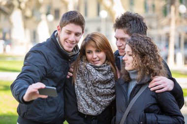 kendi portreleri ile cep telefonu alarak arkadaş grubu