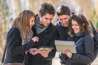 Dijital tablet ile arkadaş grubu