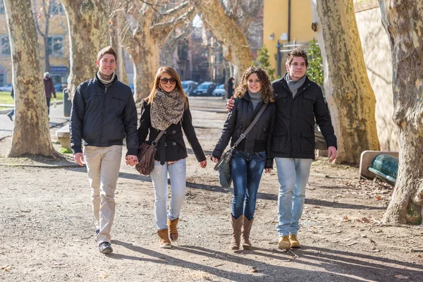 Grupo de Amigos Caminhando no Parque — Fotografia de Stock