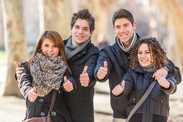 Grupo de amigos com polegares para cima — Fotografia de Stock