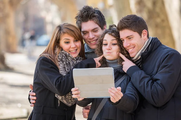 Freundeskreis spricht Selbstporträts mit digitalem Tablet — Stockfoto