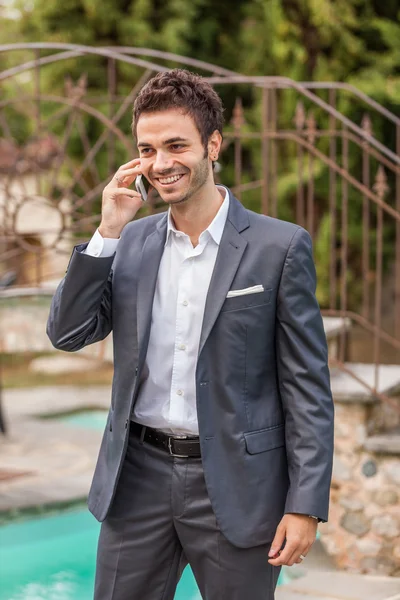 Jeune homme d'affaires avec téléphone portable — Photo