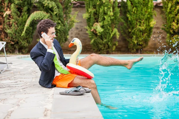 Rolig ung affärsman med swimmingtrunks vid poolen — Stockfoto