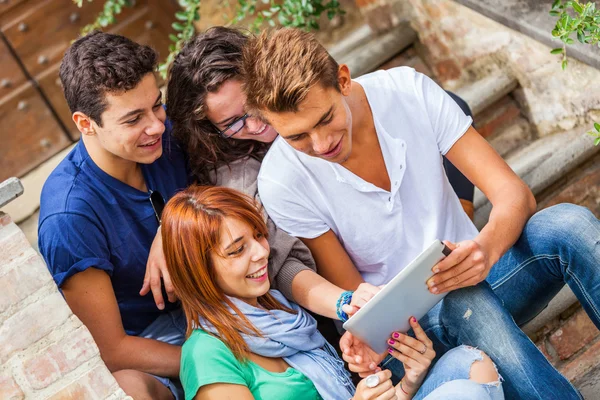 Grupp tonåriga vänner med TabletPC — Stockfoto