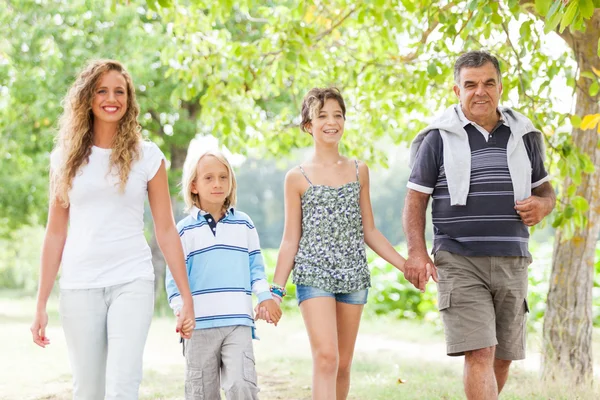 Felice tre generazioni famiglia all'aperto — Foto Stock