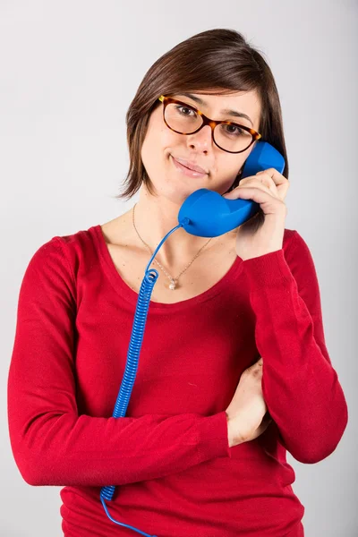 Donna allegra con ricevitore del telefono — Foto Stock