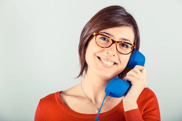 Fröhliche Frau mit Telefonhörer — Stockfoto