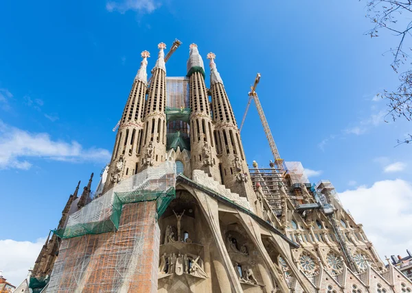 Sagrada Familia à Barcelone par une journée ensoleillée — Photo