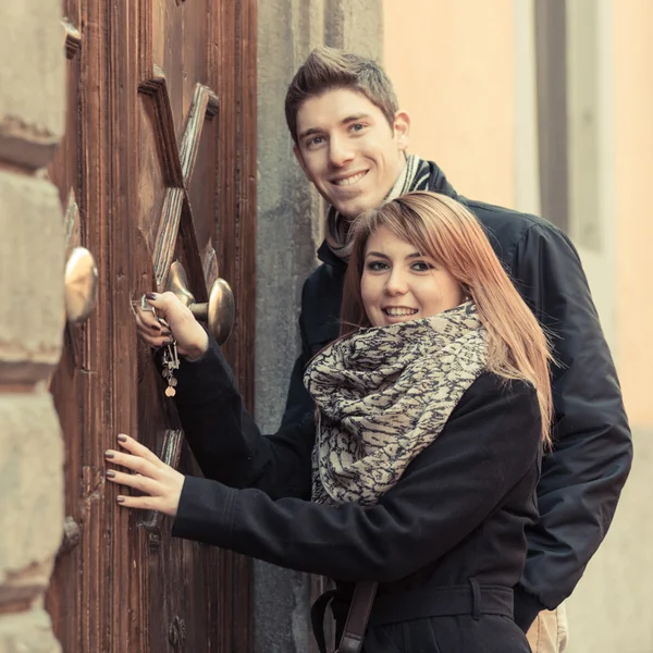 Homme et femme devant l'entrée principale de la maison — Photo