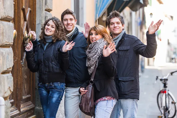 Algunos amigos frente a la entrada principal de la casa — Foto de Stock