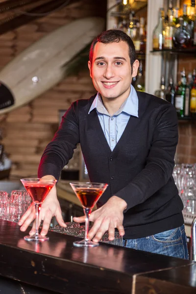 Barman en un club nocturno —  Fotos de Stock