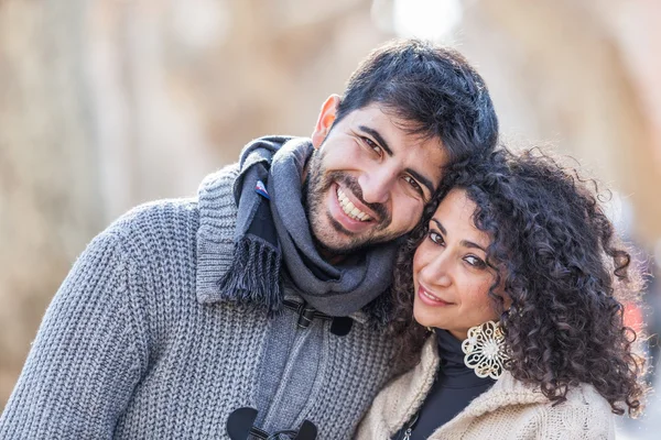 Glückliches junges Paar draußen, Valentinstag — Stockfoto