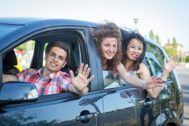 Erkekler ve kızlar için tatil bırakarak bir arabada