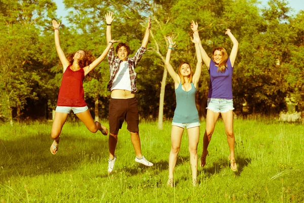 Grupo de adolescentes saltando en el parque —  Fotos de Stock