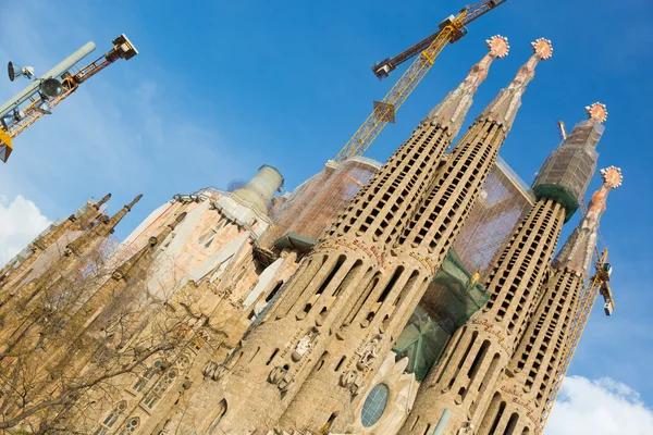 Sagrada Familia egy napsütéses napon. Barcelona, Spanyolország — Stock Fotó