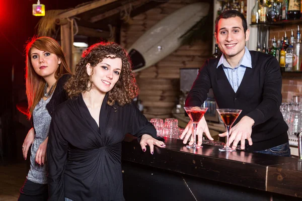 Groupe d'amis dans une boîte de nuit — Photo