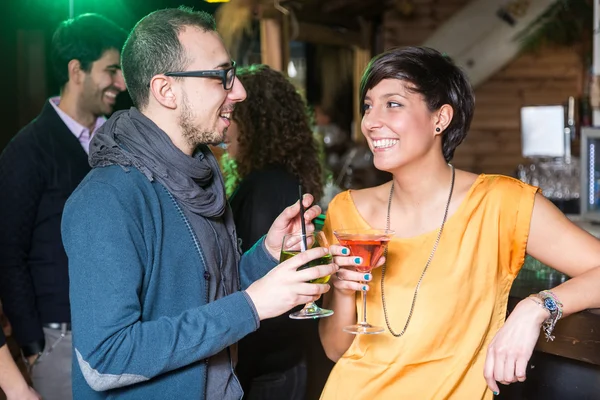 Groep vrienden in een night club — Stockfoto