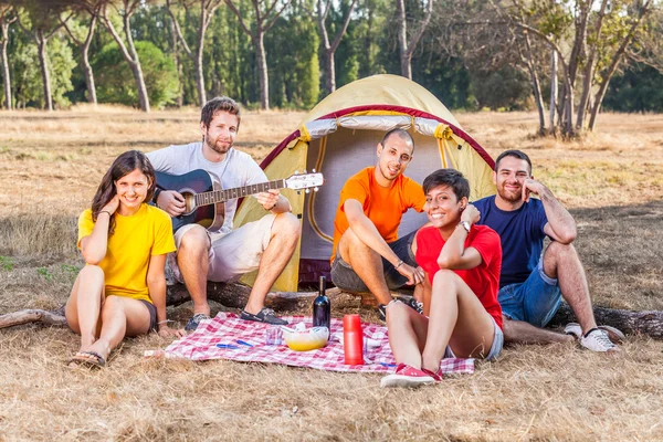 Grupo de Camping y Canto —  Fotos de Stock