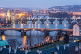 Praha za soumraku, pohled z mostů na Vltavě
