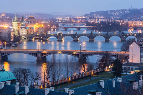 Praga en Crepúsculo, vista de Puentes en Vltava — Foto de Stock