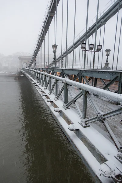 Most Łańcuchowy w Budapeszcie pod śniegiem — Zdjęcie stockowe