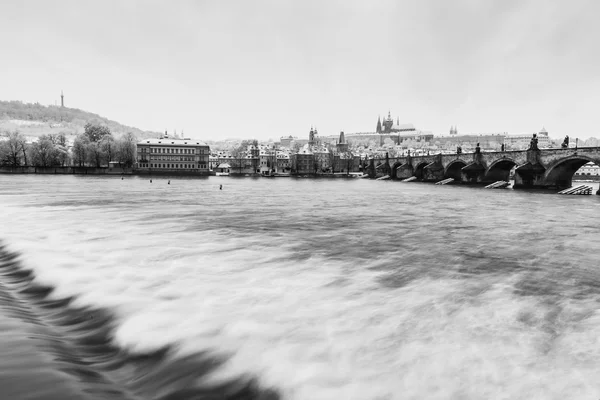 Puente de Carlos cubierto de nieve en Praga —  Fotos de Stock