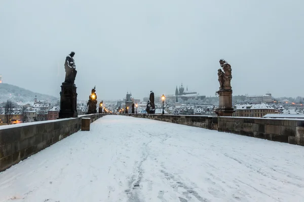 Puente de Carlos cubierto de nieve en Praga —  Fotos de Stock