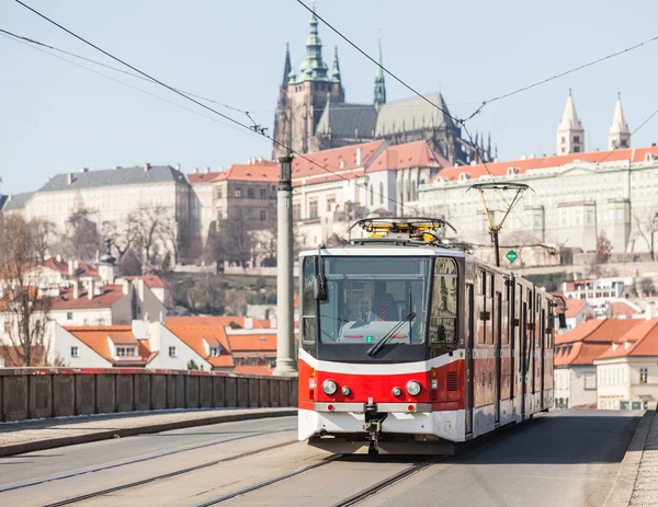 Tram in Praag met kasteel in achtergrond — Stockfoto